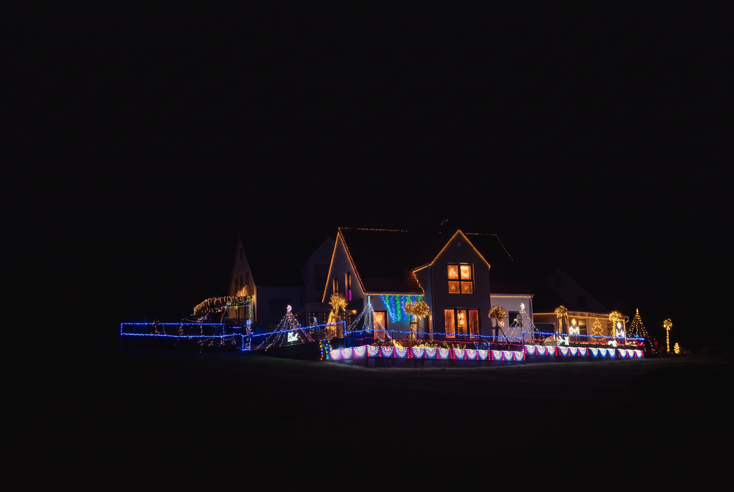 Weihnachtlich beleuchtetes Haus in Schopflohe bei Nacht